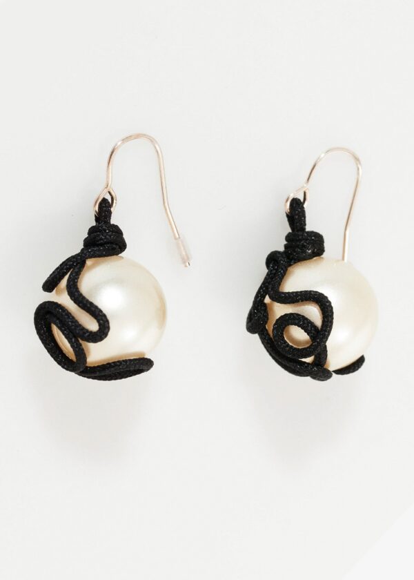 product_earring_mariacalderara_float-bead-earring_pearl01.jpg Float Bead Earring in Pearl